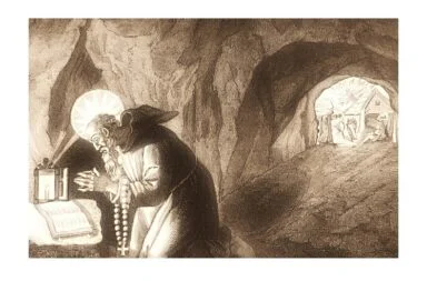 Uma pintura clássica mostrando um monge idoso de barba e cabelos brancos compridos, vestido com uma túnica escura, sentado em meditação solitária dentro de uma caverna rochosa iluminada por uma réstia de luz.