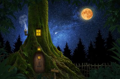 Ilustração digital e fantástica de uma habitação mística construída no tronco de uma árvore secular coberta de musgo verde. A residência possui uma porta de madeira e janelas iluminadas com luz dourada quente, além de uma chaminé que liberta fumo. À frente, encontra-se uma pequena placa de madeira com a inscrição "Welcome". O cenário decorre à noite, revelando uma densa silhueta de pinheiros sob um céu estrelado brilhante com a Via Láctea, uma estrela cadente e uma grande lua cheia alaranjada.