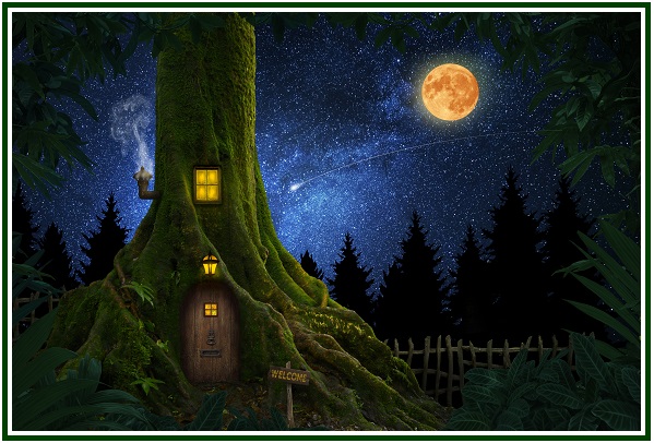 Ilustração digital e fantástica de uma habitação mística construída no tronco de uma árvore secular coberta de musgo verde. A residência possui uma porta de madeira e janelas iluminadas com luz dourada quente, além de uma chaminé que liberta fumo. À frente, encontra-se uma pequena placa de madeira com a inscrição "Welcome". O cenário decorre à noite, revelando uma densa silhueta de pinheiros sob um céu estrelado brilhante com a Via Láctea, uma estrela cadente e uma grande lua cheia alaranjada.