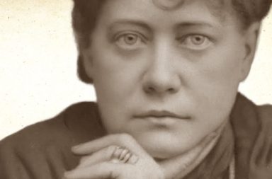 Foto antiga em tom sépia de Helena Blavatsky olhando para a frente, com moldura clássica ornamentada.