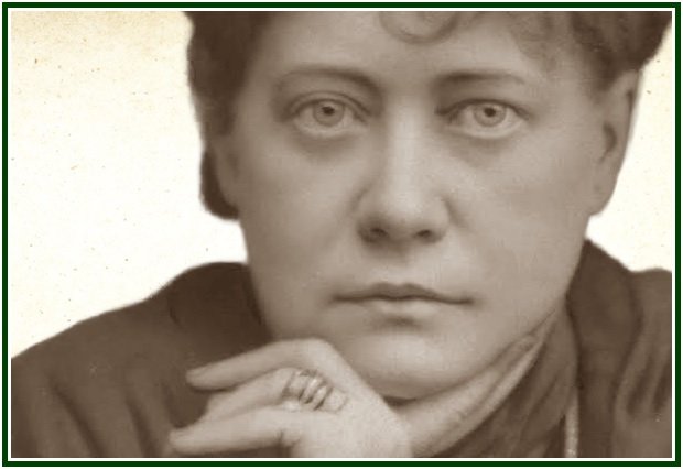 Foto antiga em tom sépia de Helena Blavatsky olhando para a frente, com moldura clássica ornamentada.