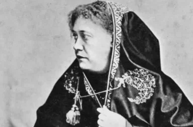 Retrato histórico a preto e branco de Helena Blavatsky com um xaile escuro decorado na cabeça para o artigo com a advertência aos esoteristas.